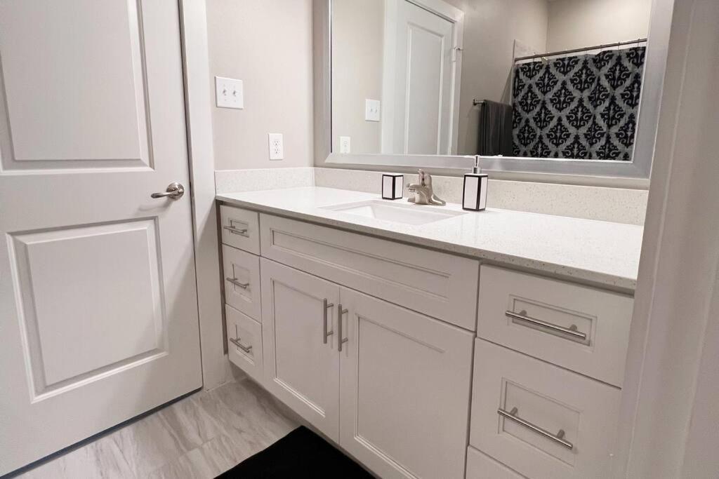 Welcome To Our Spacious 2-Bedroom 2-Bathroom Located In The City Of Houston, Texas! Exterior photo